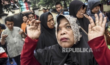 Penyandang disabilitas netra berdoa saat aksi solidaritas untuk korban pengusiran Wyata Guna di area trotoar di Jalan Pajajaran, Kota Bandung, Jumat (17/1).