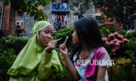 Anak bermain bersama. KPAI mengingatkan agar anak tetangga tak main dulu ke rumah dua pekan ini.