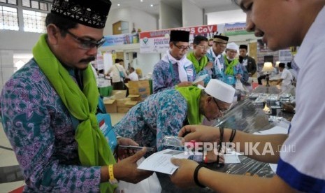 Petugas haji melakukan pengecekan kembali Living Cost yang dibagikan kepada calon Jamaah Haji di Asrama Haji Pondok Gede, Jakarta..