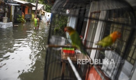 Warga melintas saat terjadi banjir di daerah Kelurahan Gunung, Kebayoran Baru, Jakarta, Sabtu (18/1/2020).