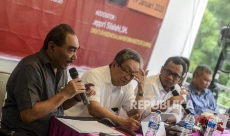 Ketua LPSK Hasto Atmodjo Suroyo bersama Tim Hukum DPP PDI Perjuangan Maqdir Ismail, Direktur Eksekutif Indonesia Law Reform Institute (ILRINS) Jeppri F Silalahi, Pakar Komunikasi Politik Emrus Sihombing (dari kiri) memberikan paparan saat diskusi bertajuk 