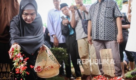 Keluarga dan kerabat menghadiri prosesi pemakaman pendiri lembaga kemanusiaan Medical Emergency Rescue Committe (MER-C) Joserizal Jurnalis di Tempat Pemakaman Umum (TPU) Pondok Ranggon, Jakarta Timur, Senin  (20/1)).