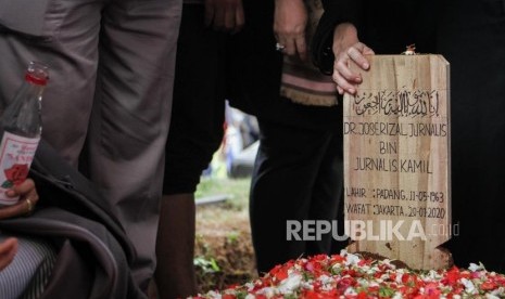 Keluarga dan kerabat menghadiri prosesi pemakaman pendiri lembaga kemanusiaan Medical Emergency Rescue Committe (MER-C) Joserizal Jurnalis di Tempat Pemakaman Umum (TPU) Pondok Ranggon, Jakarta Timur, Senin  (20/1)).