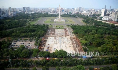 Suasana pembangunan Plaza Selatan Monumen Nasional (Monas) di Jakarta, Senin (20/1).