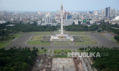 Suasana pembangunan Plaza Selatan Monumen Nasional (Monas) di Jakarta, Senin (20/1).