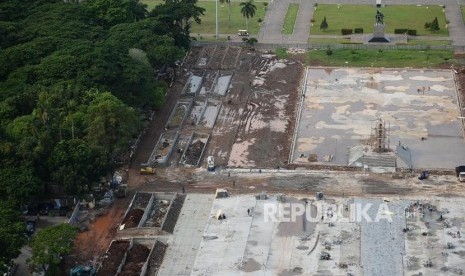 Suasana pembangunan Plaza Selatan Monumen Nasional (Monas) di Jakarta, Senin (20/1).