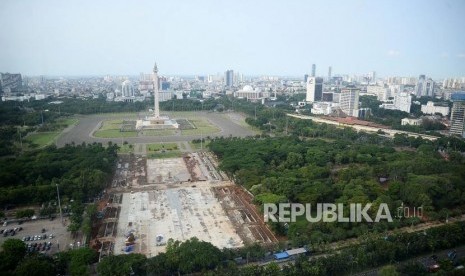 Suasana pembangunan Plaza Selatan Monumen Nasional (Monas) di Jakarta, Senin (20/1).