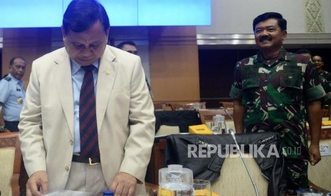 Menteri Pertahanan Prabowo Subianto (kiri)  bersama Panglima TNI Marsekal TNI Hadi Tjahjanto (kanan) usai mengikuti rapat kerja bersama Komisi I DPR di Kompleks Parlemen Senayan, Jakarta, Senin (20/1).