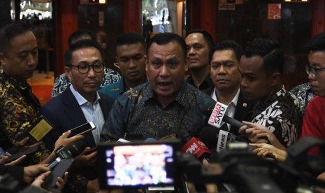 Ketua KPK Firli Bahuri (tengah) bersama Ketua Komisi III DPR Herman Hery (kedua kiri) dan Wakil Ketua Adies Kadir (ketiga kanan) menyampaikan keterangan kepada wartawan usai melakukan pertemuan tertutup di Kompleks Parlemen, Senayan, Jakarta, Senin (20/1/2020).