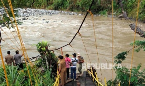 Warga bersama tim gabungan mencari korban jembatan putus di Desa Bungin Tambun III, Kecamatan Padang Guci Hulu, Kabupaten Kaur, Bengkulu, Senin (20/1).