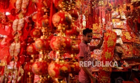 Sejumlah pedagang menawarkan pernak-pernik Imlek dikawasan Pasar Petak Sembilan, Glodok, Jakarta Barat. Pada 2023, Imlek jatuh pada hari Ahad, 22 Januari.