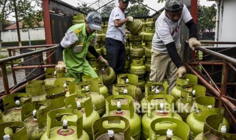 Petugas melakukan bongkar muat tabung gas LPG 3 kg di salah satu agen LPG di Jalan Samoja, Kota Bandung, Selasa (21/1).