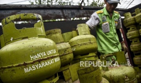 Petugas melakukan bongkar muat tabung gas LPG 3 kg di salah satu agen LPG di Jalan Samoja, Kota Bandung, Selasa (21/1).