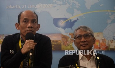 Komisaris Utama PT Perusahaan Gas Negara Tbk (PGN) yang baru Arcandra Tahar (kiri) 