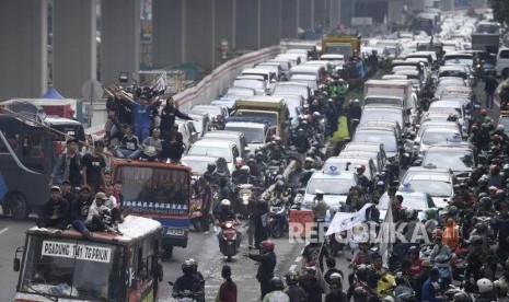 Warga Tanjung Priok menaiki atap metromini saat melakukan aksi di depan gedung Kemenkumham, Jakarta, Rabu (22/1/2020).