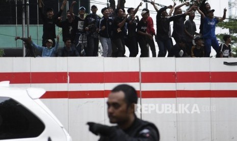 Warga Tanjung Priok melakukan aksi di depan gedung Kemenkumham, Jakarta, Rabu (22/1/2020).