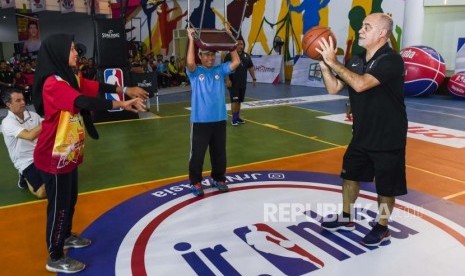 Seorang guru olahraga berlatih melempar bola dengan Jr. NBA Head Coach Carlos Barocca (kanan) saat pelatihan dan pendidikan bola basket di GOR Arcamanik, Bandung, Jawa Barat, Rabu (22/1/2020).