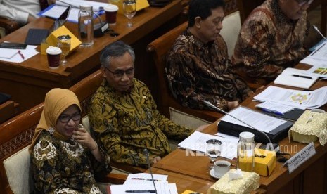 Ketua Dewan Komisioner Otoritas Jasa Keuangan Wimboh Santoso (kedua kiri) bersama anggota Nurhaida (kiri), Heru Kristiyana (kedua kanan) dan Riswinandi (kanan) mengikuti rapat kerja dengan Komisi XI DPR tentang kinerja pengawasan terhadap industri jasa keuangan di Kompleks Parlemen Senayan, Jakarta, Rabu (22/1). OJK mencatat realisasi pungutan dari industri keuangan sebesar Rp 5,99 triliun pada 2019.