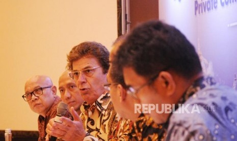 CEO dan Chairman The Sandi Group (TSG) Global Holdings (tengah) saat berbicara kepada media di Jakarta, Rabu (22/1).