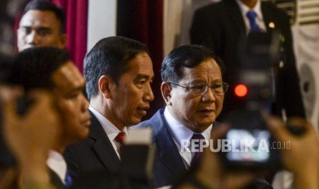 Presiden Joko Widodo dan Menteri Pertahanan Prabowo Subianto saat menghadiri rapat pimpinan Kementerian Pertahanan di Jakarta, Kamis (23/1).