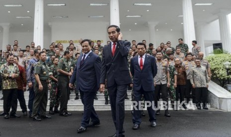 Presiden Joko Widodo bersama Menteri Pertahanan Prabowo Subianto dan Kepala Staf Kepresidenan Moeldoko usai menghadiri rapat pimpinan Kementerian Pertahanan di Jakarta, Kamis (23/1).