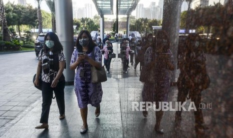 Sejumlah karyawan menggunakan masker saat beraktivitas di Gedung BRI 2, Sudirman, Jakarta, Kamis (23/1).