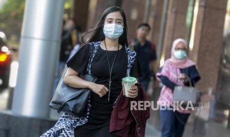 Sejak virus corona jenis baru mewabah, banyak orang menggunakan masker bedah saat beraktivitas.