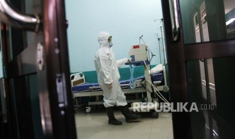 Seorang petugas mempersiapkan peralatan untuk tindakan medis pasien terinfeksi virus corono Wuhan. Kemenkes tunjuk empat RS rujukan di Kepri untuk mengantisipasi kasus infeksi corona. Ilustrasi.