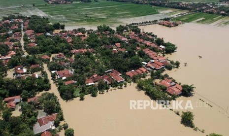 Foto udara kondisi banjir yang merendam Desa Gebangkerep, Sragi, Kabupaten Pekalongan, Jawa Tengah, Ahad (26/1/2020).