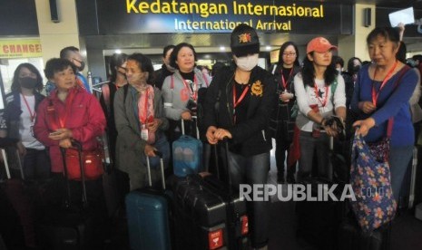 Sejumlah wisatawan asal China tiba di Bandara Internasional Minangkabau (BIM), Padangpariaman, Sumatera Barat, Minggu (26/1/2020).