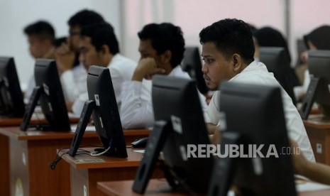 Peserta mengikuti Seleksi Kompetensi Dasar (SKD) berbasis Computer Assisted Test (CAT). Peserta CPNS wilayah Garut yang terbanyak di Priangan Timur