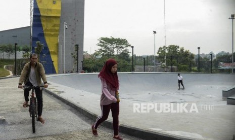 Sejumlah warga saat berolahraga di Alun-alun Kota Depok, Jawa Barat, Senin (27/1). Olahraga bisa meningkatkan kinerja dan daya ingat serta kurangi efek negatif kopi