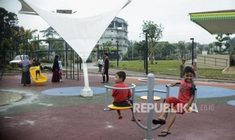 Anak-anak saat bermain di Alun-alun Kota Depok, Jawa Barat. Pemkot Depok hentikan CFD dan tutup alun-alun demi cegah corona. Ilustrasi.