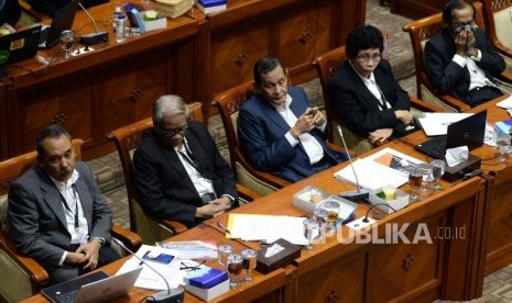 Ketua Dewan Pegawas KPK Tumpak Hatorangan Panggabean (tengah) bersama Anggota Dewas lainnya saat mengikuti Rapat Dengar Pendapat (RDP) dengan Komisi III DPR di Kompleks Parlemen, Jakarta, Senin (27/1).