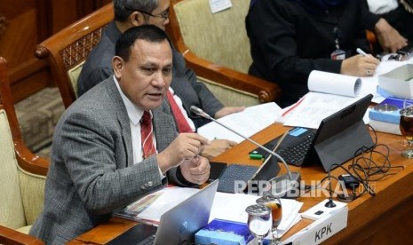 Ketua Komisi Pemberantasan Korupsi (KPK) Firli Bahuri saat mengikuti Rapat Dengar Pendapat (RDP) dengan Komisi III DPR di Kompleks Parlemen, Jakarta, Senin (27/1).