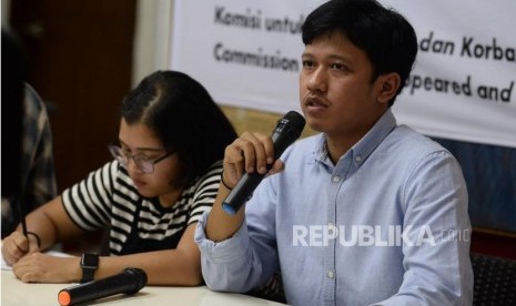 Kepala Biro Riset dan Dokumentasi Kontras Rivanlee Anandar (kanan) bersama Kepala Divisi Pembelaan HAM Kontras Arif Nur Fikri (kiri) menyampaikan keterangan pers terkait catatan 100 hari kinerja Jokowi-Ma