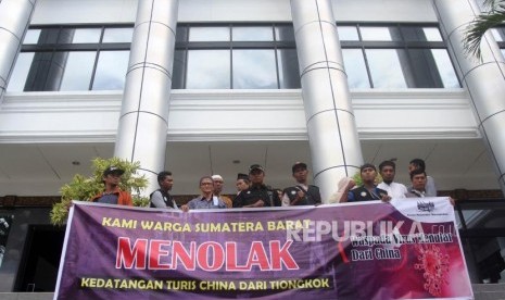 Turis China di Sumbar Diinapkan di Hotel Hingga Pulang. Belasan warga yang tergabung dalam Forum Masyarakat Minangkabau (FMM) menggelar spanduk yang berisikan menolak kedatangan turis China, saat mengadakan audensi di kantor Dewan Perwakilan Daerah Sumatera Barat, Padang, Senin (27/1/2020).