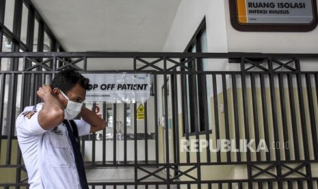 Petugas keamanan menggunakan masker di depan Ruang Isolasi Infeksi Khusus Kemuning, untuk pasien yang terkena virus corona di RSUP Hasan Sadikin, Kota Bandung, Senin (27/1).