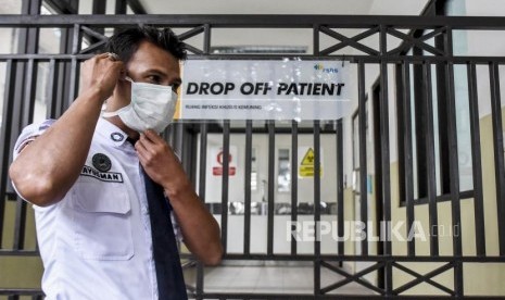 Petugas keamanan menggunakan masker di depan Ruang Isolasi Infeksi Khusus Kemuning, untuk pasien yang terkena virus corona di RSUP Hasan Sadikin, Kota Bandung, Senin (27/1).