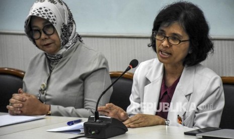 Direktur Utama RSUP Hasan Sadikin (RSHS) Nina Susana Dewi (kiri) bersama Ketua Tim Infeksi Khusus Yovita Hartantri memberikan keterangan kepada awak media saat konferensi pers terkait pasien suspect Novel Coronavirus (nCoV) di RSUP Hasan Sadikin, Kota Bandung, Senin (27/1). Dua pasien RSHS itu berasal dari China dan Kota Bandung