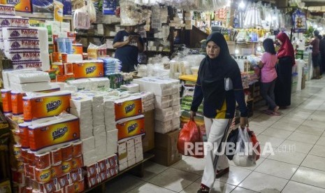 Pembeli membawa belanjaannya di dalam kantong plastik di Pasar Tebet Barat, Jakarta, (ilustrasi).