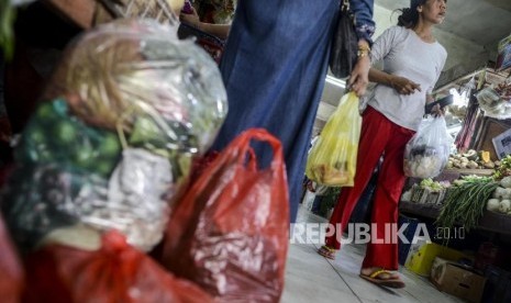 Pembeli membawa belanjaannya di dalam kantong plastik di Pasar Tebet Barat, Jakarta