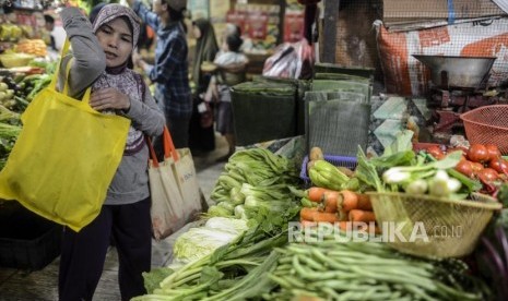 Pembeli membawa belanjaannya di dalam tas di Pasar Tebet Barat, Jakarta, Selasa (28/1).