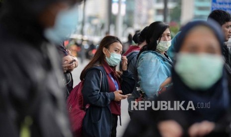 Ironisnya, selama ini masyarakat di dunia tampak santai meski hidup 'sangat dekat' dengan virus lain yang juga mudah menular dan mematikan (Foto: masyarakat gunakan masker antisipasi corona)