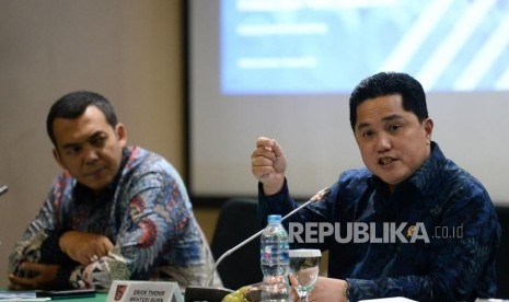 Menteri BUMN Erick Thohir bersama Direktur Utama PT. Krakatau Steel (Persero) tbk. Silmy Karim.Direktur Utama Krakatau Steel Silmy Karim mengatakan perseroan sudah menerapkan SOP dari pemerintah bagi karyawan yang masuk bekerja, seperti hand sanitizer, alat pengukur suhu badan, masker dan mengimbau selalu mencuci tangan. 