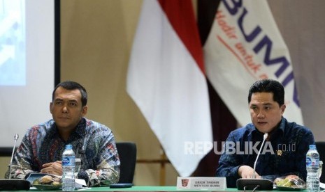 Menteri BUMN Erick Thohir bersama Direktur Utama PT. Krakatau Steel (Persero) tbk. Silmy Karim saat pemaparan Public Exspose Krakatau Steel 2020 di Kantor Kementerian BUMN, Jakarta, Selasa (28/1).