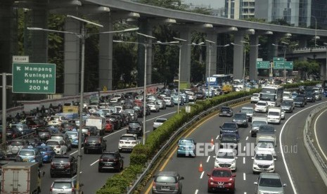 Sejumlah kendaraan saat melintasi ruas tol dalam kota di Jakarta, Rabu (29/1).(Republika/Putra M. Akbar)