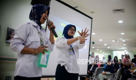 Petugas Pencegahan dan Pengendalian Infeksi (PPI) RSUD mempraktikan cara mencuci tangan yang benar saat penyuluhan terkait pencegahan dan edukasi infeksi novel corona virus.