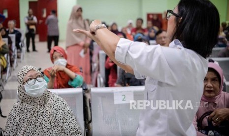 Dinkes Sumsel Minta Masyarakat Berperilaku Hidup Bersih. Foto ilustrasi petugas mempraktikkan cara mencuci tangan yang benar.