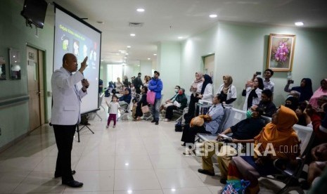 Sejumlah pasien mengikuti penyuluhan dan edukasi mengenai infeksi novel coronavirus (2019-nCov) di RSUD Pasar Minggu